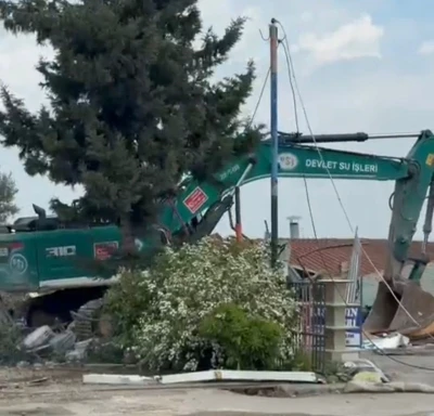 Adana&rsquo;da g&ouml;l kıyısındaki ka&ccedil;ak yapıların yıkımı s&uuml;r&uuml;yor
