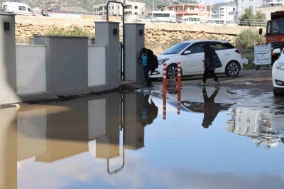 Adana&rsquo;da iğren&ccedil; manzara: Lağımlar sokağa taşıyor, &ccedil;ocuklar &uuml;zerinden atlamak zorunda kalıyor
