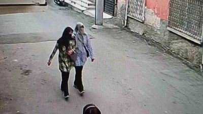 Adana&rsquo;da kadın hırsızlar 670 bin TL&rsquo;lik altın &ccedil;aldı, biri yakalanıp tutuklandı
