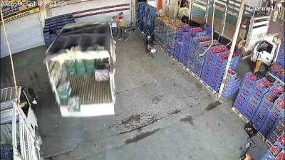 Adana&rsquo;da kamyonetin &ccedil;arptığı kişi yaralandı

