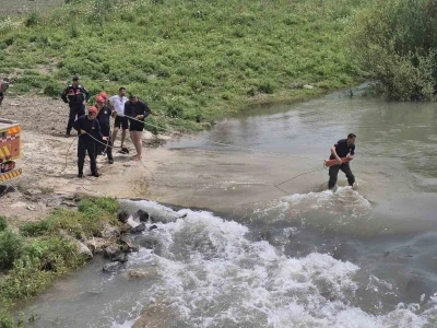 Adana&rsquo;da Kara&ccedil;ay Nehri&rsquo;nde mahsur kalan kamyondaki 2 kişi kurtarıldı
