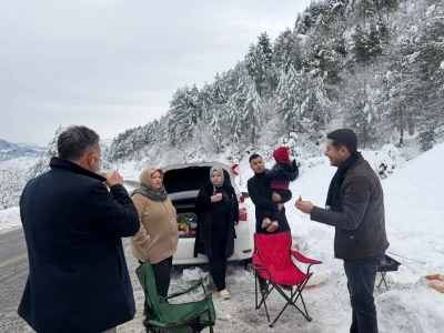 Adana&rsquo;da karla m&uuml;cadele: Mahsur kalan ara&ccedil;lar kurtarılırken vatandaşlara da sıcak i&ccedil;ecek ikramı yapıldı
