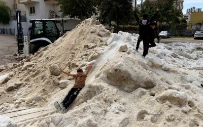 Adana&rsquo;da nisan ayında &ccedil;ocukların kar topu keyfi
