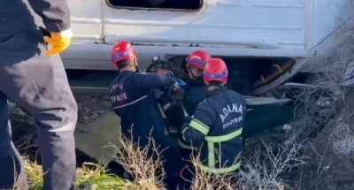 Adana&rsquo;da &ouml;ğrenci servisi şarampole devrildi: 2&rsquo;si ağır 9 yaralı
