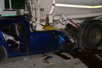 Adana&rsquo;da otomobil tıra &ccedil;arptı: 1 &ouml;l&uuml;, 2 yaralı
