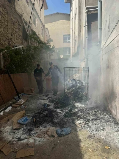 Adana&rsquo;da polis ekiplerinin m&uuml;dahalesi yangının b&uuml;y&uuml;mesini &ouml;nledi
