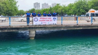 Adana&rsquo;da polis kağıt oyununa ara verdirip, boğulma bilgilendirmesi yaptı
