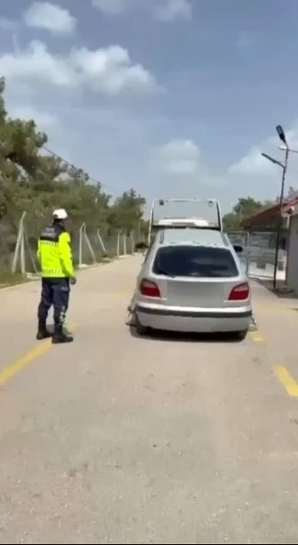 Adana&rsquo;da "makas atan" s&uuml;r&uuml;c&uuml; yakalandı
