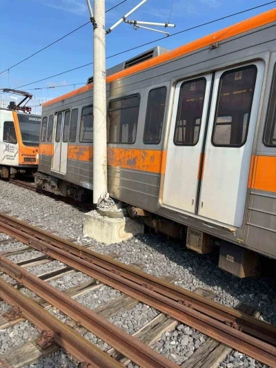 Adana&rsquo;da raydan &ccedil;ıkan metro vagonu direğe &ccedil;arptı
