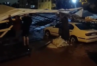 Adana&rsquo;da sağanak yağış yolları g&ouml;le &ccedil;evirdi
