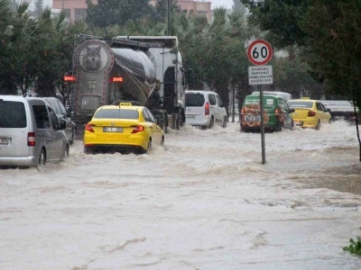 Adana&rsquo;da sağanak yağışta yollar g&ouml;le d&ouml;nd&uuml;
