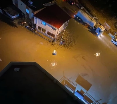 Adana&rsquo;da sağanak yağmur hayatı fel&ccedil; etti: Yollar g&ouml;le d&ouml;nd&uuml;, ara&ccedil;lar mahsur kaldı
