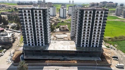 Adana&rsquo;da şiddetli yağış şantiyeleri vururken, Bakız İnşaat&rsquo;ın altyapısının farkı tekrardan dikkat &ccedil;ekti
