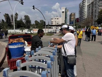 Adana&rsquo;da simit&ccedil;iler ve su satıcıları bariyerlerin arkasında &ccedil;alışmaya devam etti
