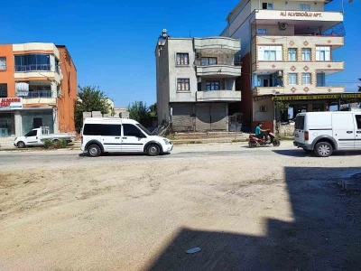 Adana’da su borusu patladı, yol asfaltlanmayınca mahalle toz içinde kaldı
