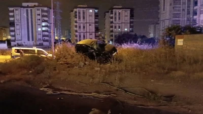 Adana&rsquo;da takla atan otomobildeki 2 kişi yaralandı
