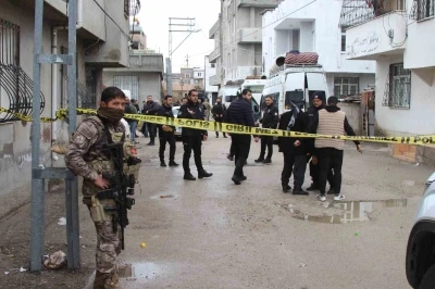 Adana&rsquo;da taşlı, sopalı, silahlı kavga: 1 &ouml;l&uuml;, 5 yaralı
