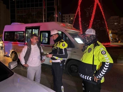 Adana&rsquo;da trafik denetimi: 60 ara&ccedil; s&uuml;r&uuml;c&uuml;s&uuml;ne 495 bin lira ceza
