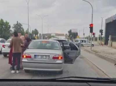 Adana&rsquo;da trafikte kadınlı erkekli kavga kameraya yansıdı
