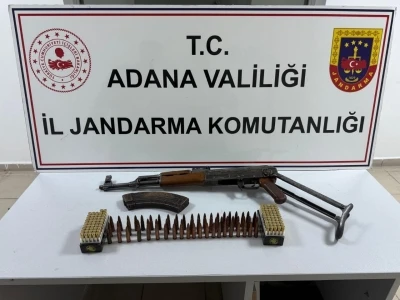 Adana&rsquo;da uzun namlulu silahla yakalanan 2 ş&uuml;pheli tutuklandı
