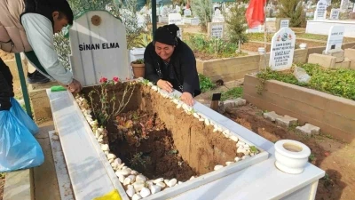 Adana&rsquo;da yağışta oğlunun mezarı &ccedil;&ouml;ken anne g&ouml;zyaşlarına boğuldu
