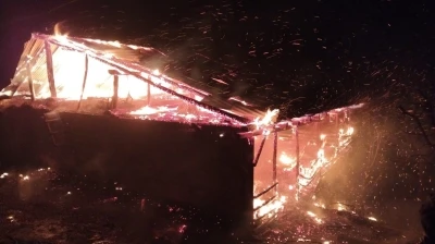 Adana&rsquo;da yangın: Ev ve ahır k&uuml;le d&ouml;nd&uuml;
