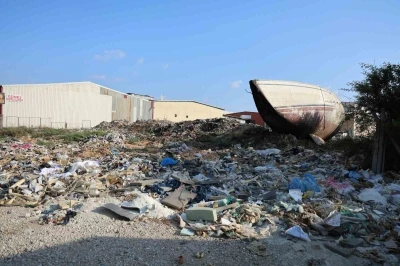 Adana’da yetersiz altyapı ve dağ olan çöpler, esnafı isyan ettirdi
