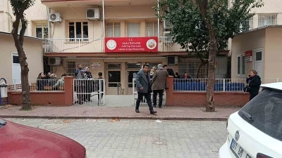 Adana&rsquo;da yol kesip bı&ccedil;akla saldırdılar: 17 yaşındaki &ccedil;ocuk &ouml;ld&uuml;, 2 ağabeyi yaralandı
