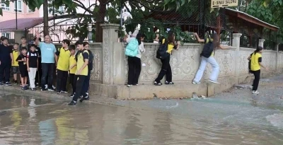 Adana Kozan’da fırtına ve yağmur etkili oldu
