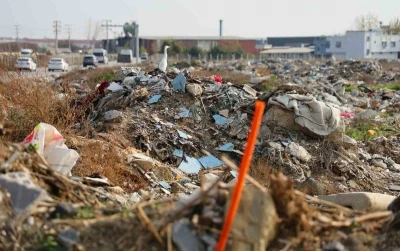 Adana merkezindeki arazi, &ccedil;&ouml;p ve moloz doldu
