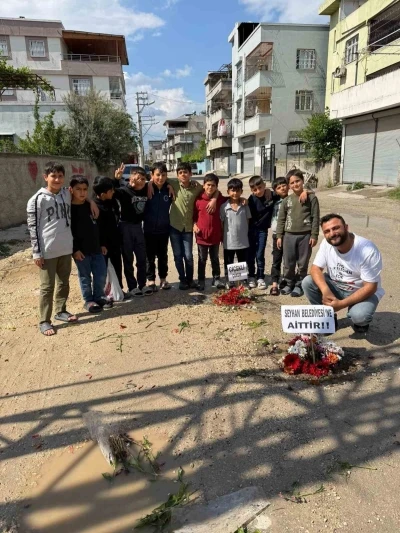 Adana&rsquo;nın k&ouml;stebek yuvasına d&ouml;nen yollarına &ccedil;i&ccedil;ek diktiler
