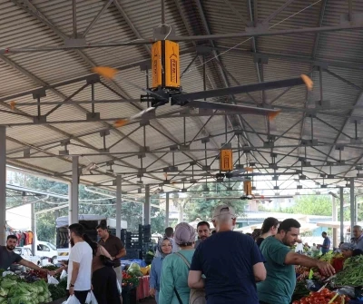 Adana sıcağı bunalttı, belediye pazara tavan vantilat&ouml;rleri kurdu

