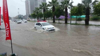Adana&rsquo;yı sağanak yağış vurdu, yollar g&ouml;le d&ouml;nd&uuml;
