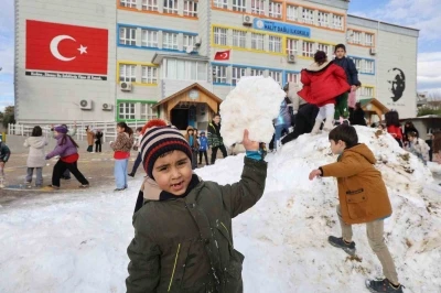 Adanalı &ouml;ğrencilerin kamyon kamyon kar mutluluğu
