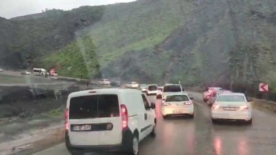 Adıyaman- &Ccedil;elikhan Karayolunda heyelan