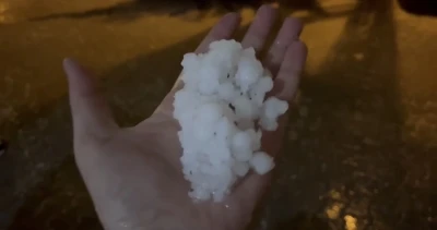 Adıyaman&rsquo;a fındık b&uuml;y&uuml;kl&uuml;ğ&uuml;nde dolu yağdı
