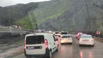 Adıyaman- &Ccedil;elikhan Karayolunda heyelan
