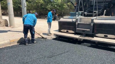 Adıyaman&rsquo;da 170 derecelik asfaltın seriminde iş&ccedil;ilerin zorlu mesaisi
