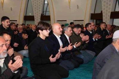 Adıyaman&rsquo;da bayram namazı sonrası protokol vatandaşlarla bayramlaştı
