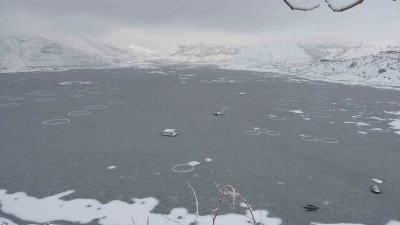 Adıyaman&rsquo;da &Ccedil;at Barajı&rsquo;nın y&uuml;zeyi buz tuttu
