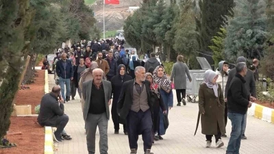 Adıyaman&rsquo;da deprem şehitliğine bayram ziyareti
