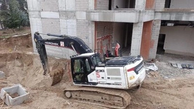 Adıyaman'da feci &ouml;l&uuml;m: İş makinesi ile duvar arasında sıkıştı!