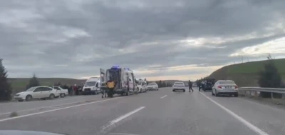 Adıyaman&rsquo;da hafif ticari ara&ccedil; otomobille &ccedil;arpıştı: 5 yaralı
