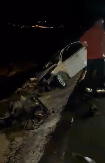 Adıyaman&rsquo;da iki ara&ccedil; &ccedil;arpıştı: 4 yaralı
