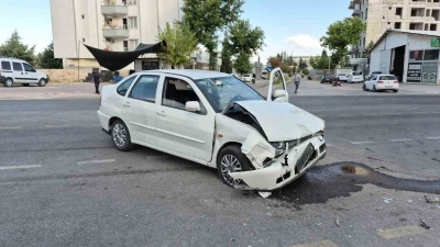 Adıyaman&rsquo;da iki otomobil &ccedil;arpıştı: 1&rsquo;i ağır 3 yaralı
