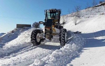 Adıyaman&rsquo;da karla m&uuml;cadele &ccedil;alışmaları devam ediyor
