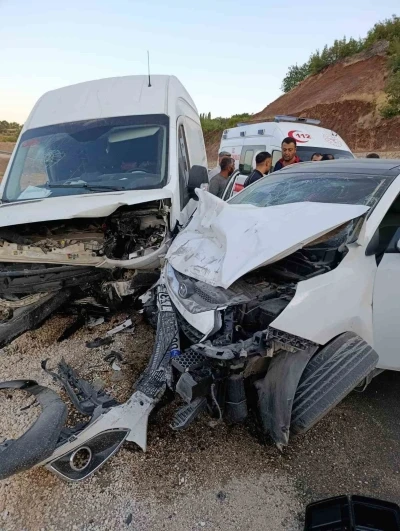 Adıyaman’da minibüs ile otomobil çarpıştı: 5 yaralı

