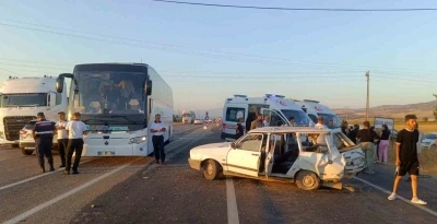 Adıyaman’da otobüs ile otomobil çarpıştı: 5 yaralı
