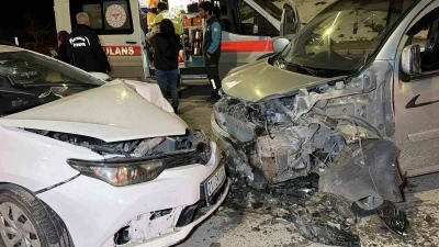 Adıyaman&rsquo;da otomobil ile hafif ticari ara&ccedil; &ccedil;arpıştı: 3 yaralı

