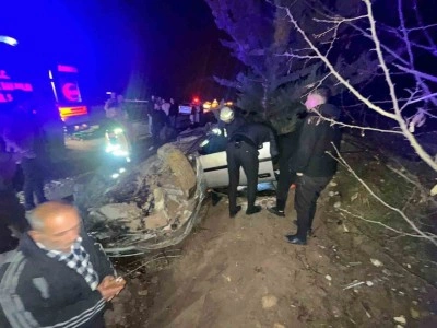 Adıyaman&rsquo;da otomobil şarampole yuvarlandı: 2 yaralı